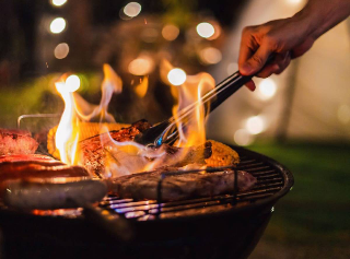 Giovane ustionato mentre accende il barbecue, trasferito a Torrette